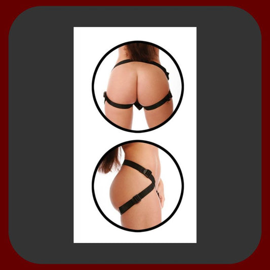 Černý strap-on s nastavitelným postrojem a 14 cm dlouhým silikonovým dildem od Pipedream, vhodný pro lesbické i heterosexuální páry.