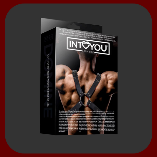 Černý veganský BDSM postroj pro muže s nastavitelnými přezkami a pevnými ocelovými kroužky pro připnutí vodítek nebo řetězů.