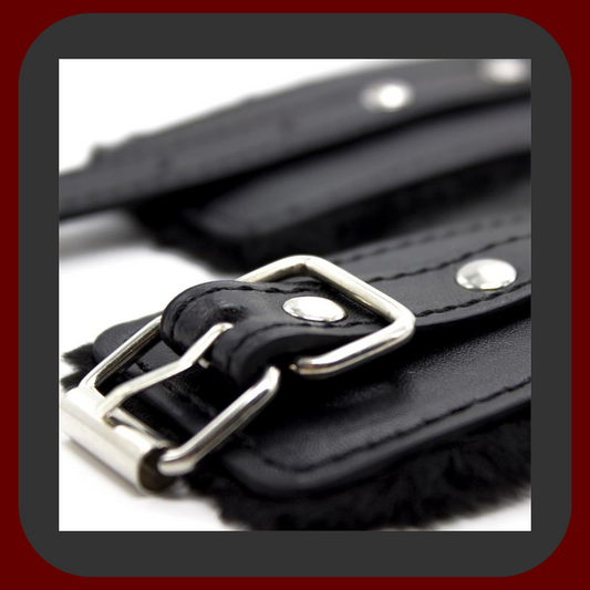 Černé nastavitelné BDSM obojky z veganské kůže s měkkou podšívkou a odnímatelným kovovým řetízkem bez niklu, vhodné na zápěstí i kotníky.