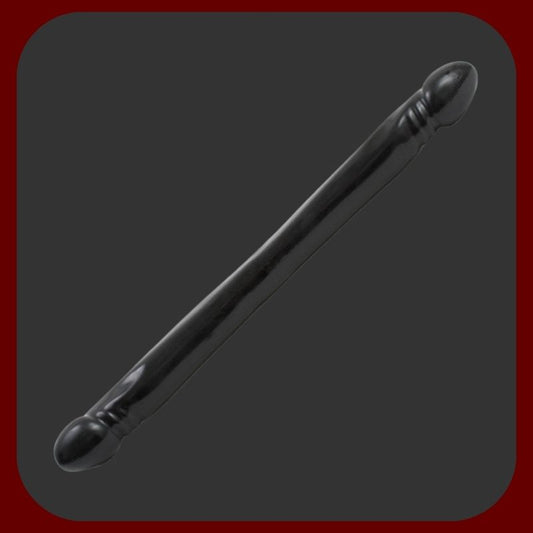 Černé dvojité dildo 45 cm dlouhé s hladkým povrchem a dvěma realisticky tvarovanými žaludy, vyrobené z měkkého, flexibilního PVC bez ftalátů.