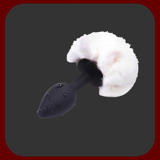 Černý silikonový anální kolík s bílou/růžovou bambulovou bambulí z ekologického peří, ideální pro roleplay a smyslnou stimulaci.