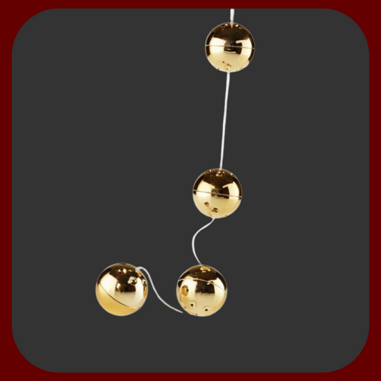 Čtyři zlaté venušiny kuličky propojené šňůrkou, ideální pro vaginální i anální stimulaci.