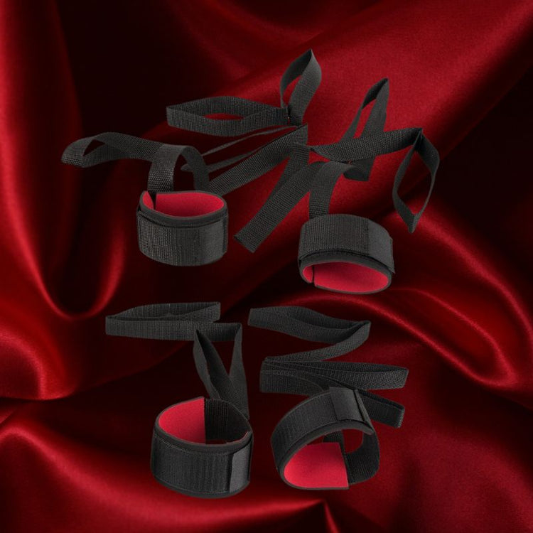 Bondážní pomůcky pro BDSM – lana, pásy, spreadery a pouta pro vzrušující podřízení a kontrolu.