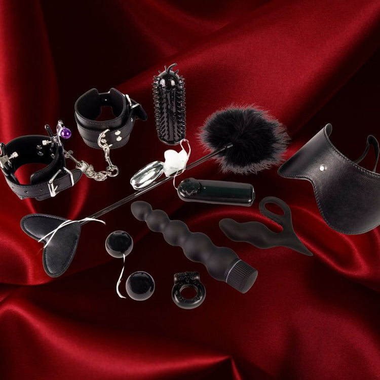 BDSM sady pro začátečníky i pokročilé – obsahují pouta, bičíky, obojky a další hračky pro submisivní hrátky.