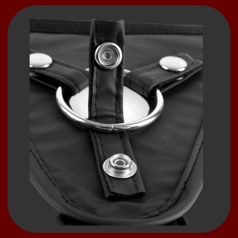 Univerzální dámský postroj s nastavitelným pásem do 170 cm a otvorem v rozkroku pro dildo nebo vibrátor 2,5–5,5 cm.