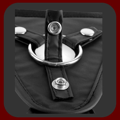 Univerzální dámský postroj s nastavitelným pásem do 170 cm a otvorem v rozkroku pro dildo nebo vibrátor 2,5–5,5 cm.