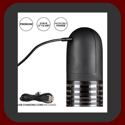 Automatická pumpa na penis CalExotics s USB dobíjením, silikonovým návlekem a dvojitým kroužkem v černé a průhledné barvě.