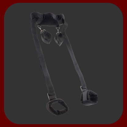 Černá BDSM manžeta „Pozice Master“ s polstrovaným krčním postrojem, nylonovými popruhy a kovovými zámky pro bezpečné připoutání rukou a nohou.