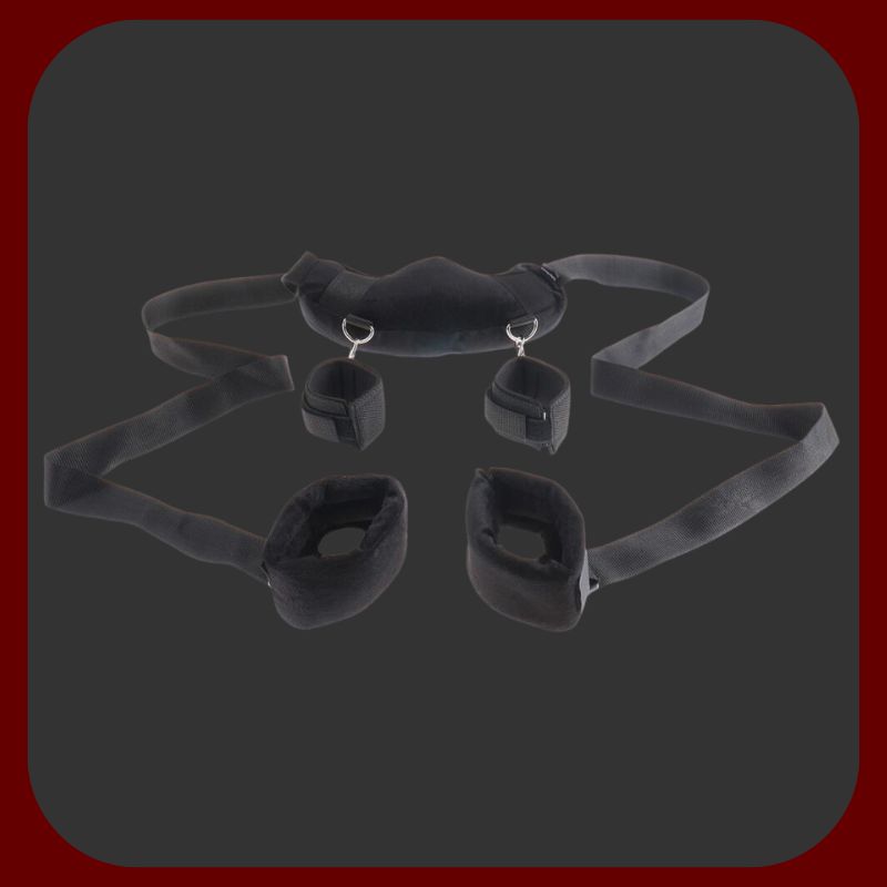 Černá BDSM manžeta „Pozice Master“ s polstrovaným krčním postrojem, nylonovými popruhy a kovovými zámky pro bezpečné připoutání rukou a nohou.