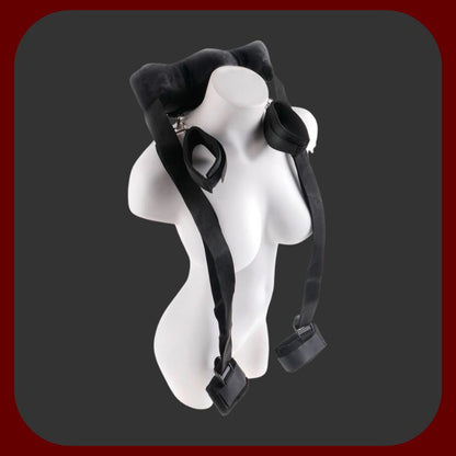 Černá BDSM manžeta „Pozice Master“ s polstrovaným krčním postrojem, nylonovými popruhy a kovovými zámky pro bezpečné připoutání rukou a nohou.