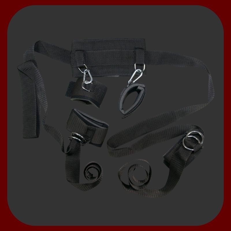 Černý BDSM postroj s polstrovanými uzávěry na suchý zip pro bezpečné uzamčení krku, rukou a nohou.