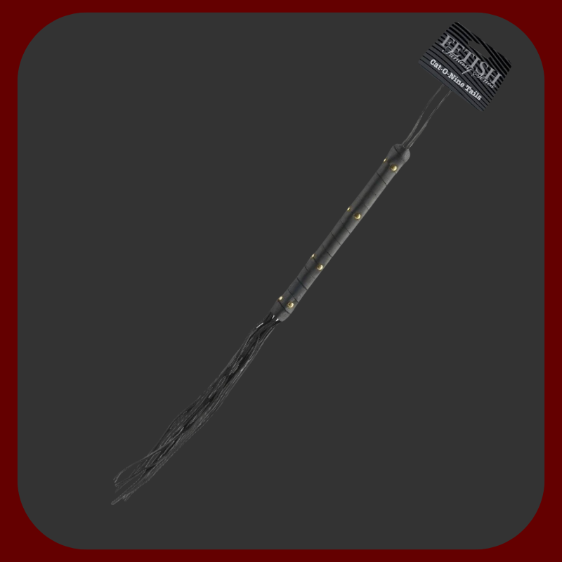 Luxusní devítiocasý bič z pravé kůže pro smyslné BDSM praktiky a dominantní hrátky.