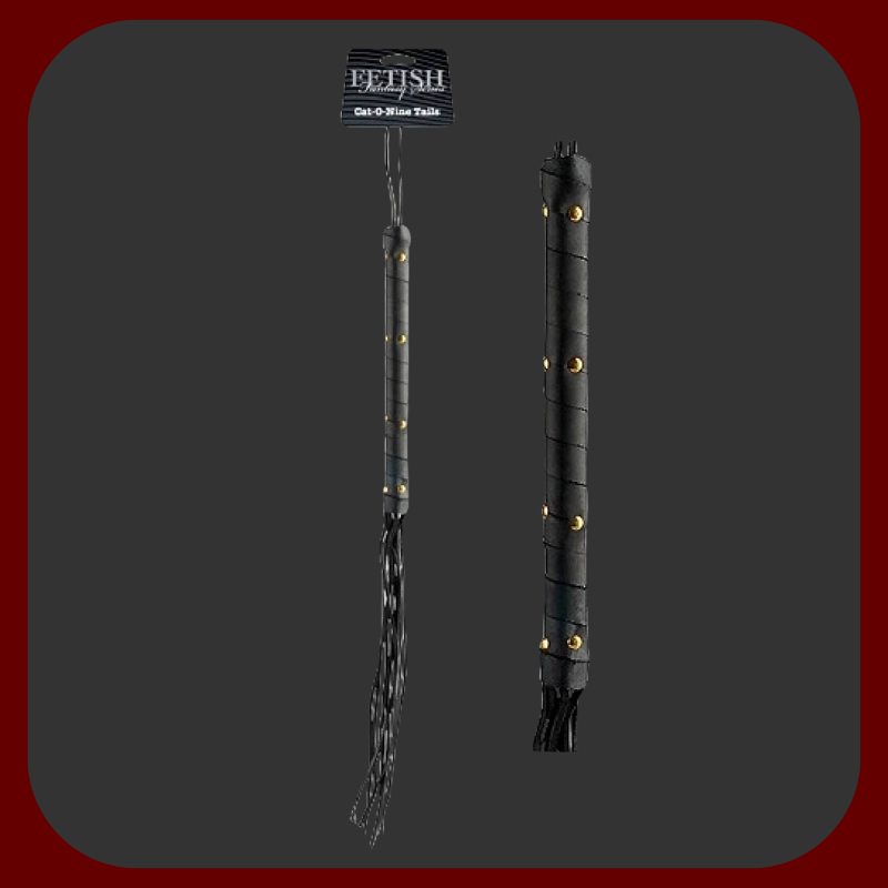 Luxusní devítiocasý bič z pravé kůže pro smyslné BDSM praktiky a dominantní hrátky.