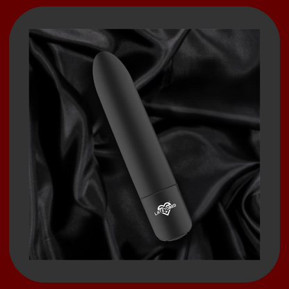 Kompaktní černý mini vibrátor Black Pulse s 10 vibračními režimy a elegantním designem pro diskrétní potěšení kdykoliv a kdekoliv.