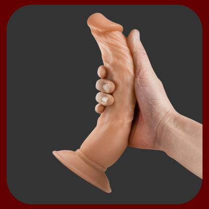 Ultra realistické dildo Chet Real Touch v tělové barvě s žilnatým povrchem a silnou přísavkou, délka 22 cm, vhodné pro vaginální i anální hrátky.