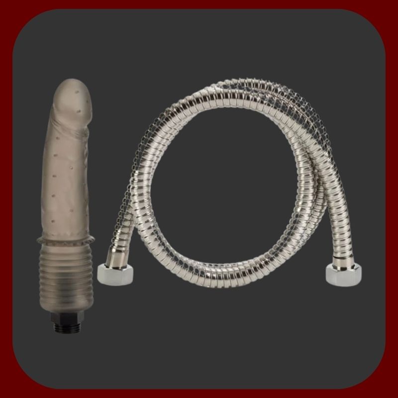COLT Shower Shot Enema – sprchová hlavice ve tvaru dilda z měkkého perforovaného PVC s flexibilní hadicí, kouřově šedá barva pro dokonalou intimní hygienu.