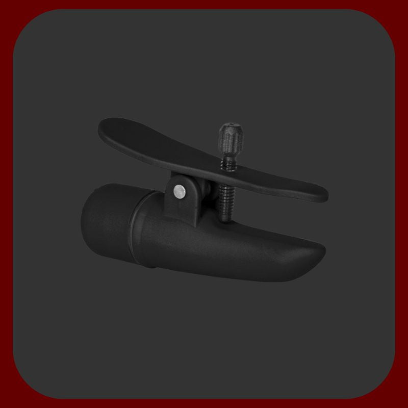 Černé COLT vibrační svorky na bradavky s nastavitelným utažením šrouby a silnými vibracemi pro intenzivní a smyslnou stimulaci.