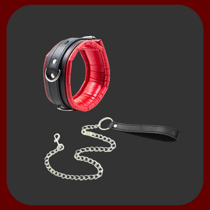 Polstrovaný červeno-černý BDSM obojek s kovovým řetízkem (44 cm) a vodítkem se smyčkou, ideální pro erotické hry a submisivní role-play.
