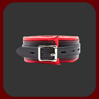 Polstrovaný červeno-černý BDSM obojek s kovovým řetízkem (44 cm) a vodítkem se smyčkou, ideální pro erotické hry a submisivní role-play.