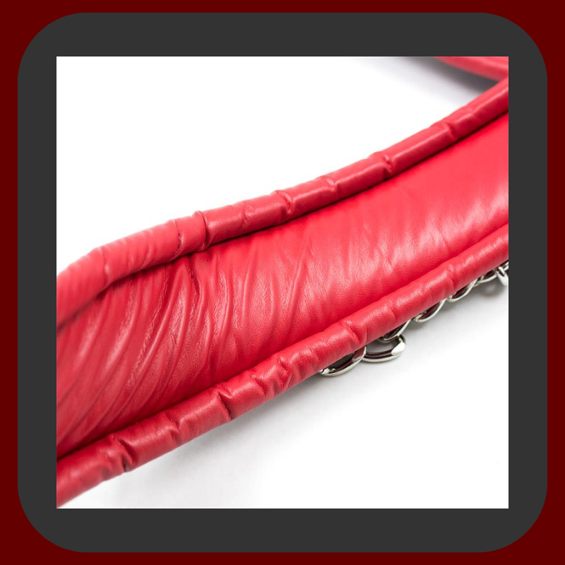 Polstrovaný červeno-černý BDSM obojek s kovovým řetízkem (44 cm) a vodítkem se smyčkou, ideální pro erotické hry a submisivní role-play.