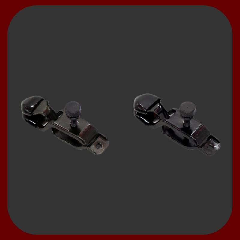 Elegantní černé svorky na bradavky s nastavitelným utažením a gumovou ochranou pro bezpečné BDSM hrátky a stimulaci.