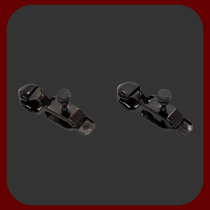 Elegantní černé svorky na bradavky s nastavitelným utažením a gumovou ochranou pro bezpečné BDSM hrátky a stimulaci.