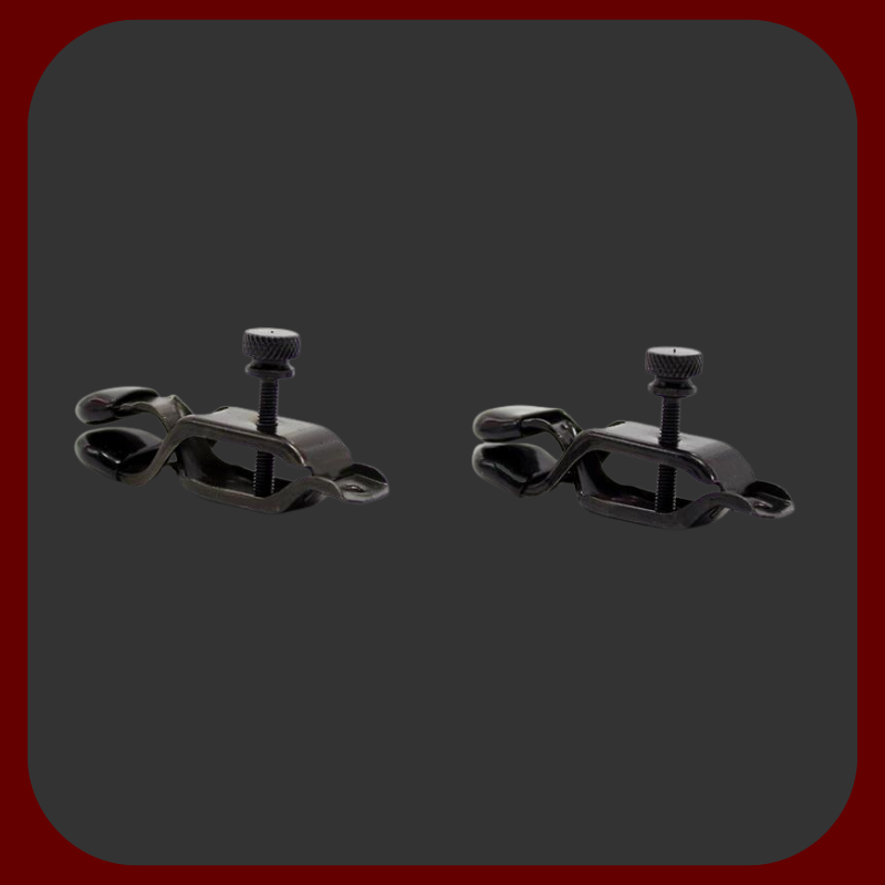 Elegantní černé svorky na bradavky s nastavitelným utažením a gumovou ochranou pro bezpečné BDSM hrátky a stimulaci.