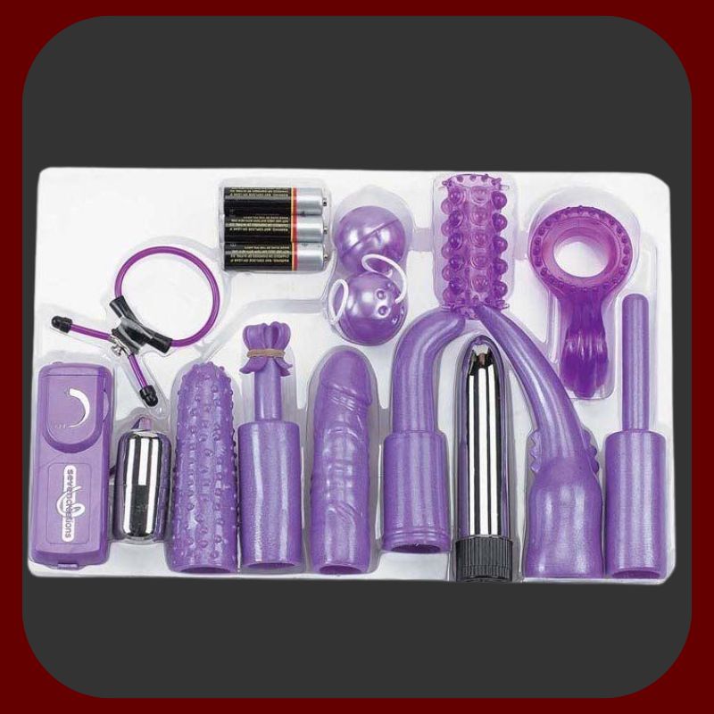 Erotická sada DIRTY Dozen obsahující 12 pomůcek včetně vibrátoru, vibračního vajíčka, návleků, gejša kuličky a erekčních kroužků pro páry.