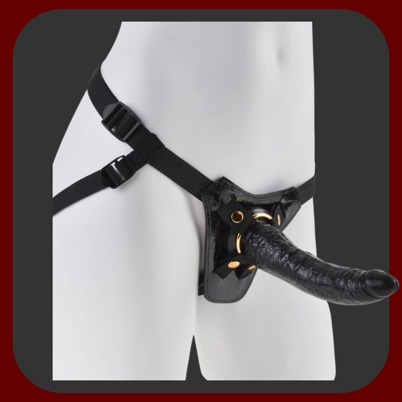 Luxusní dámský strap-on s realistickým dildem a černým postrojem se zlatými detaily – kolekce GOLD by Pipedream – EROSIANA