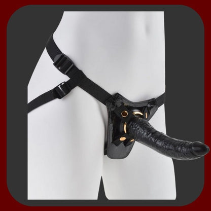 Luxusní dámský strap-on s realistickým dildem a černým postrojem se zlatými detaily – kolekce GOLD by Pipedream – EROSIANA