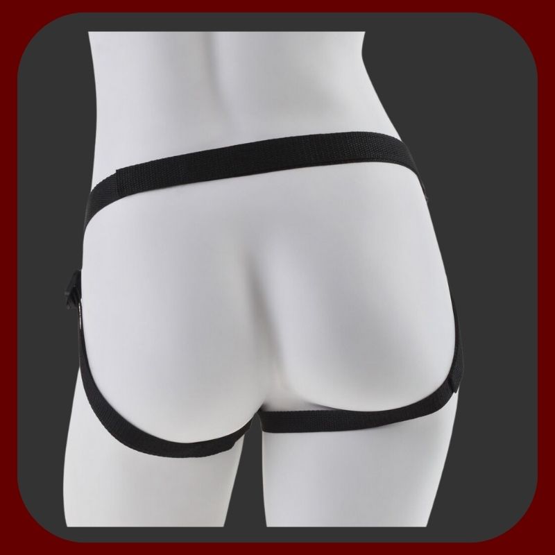 Luxusní dámský strap-on s realistickým dildem a černým postrojem se zlatými detaily – kolekce GOLD by Pipedream – EROSIANA