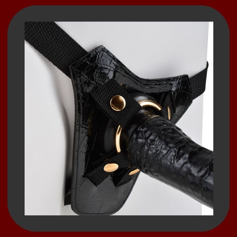 Luxusní dámský strap-on s realistickým dildem a černým postrojem se zlatými detaily – kolekce GOLD by Pipedream – EROSIANA