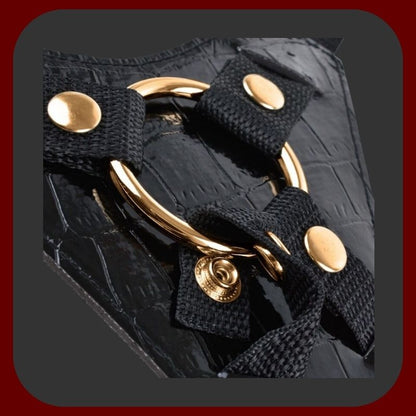 Luxusní dámský strap-on s realistickým dildem a černým postrojem se zlatými detaily – kolekce GOLD by Pipedream – EROSIANA