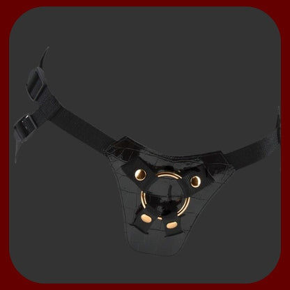 Luxusní dámský strap-on s realistickým dildem a černým postrojem se zlatými detaily – kolekce GOLD by Pipedream – EROSIANA