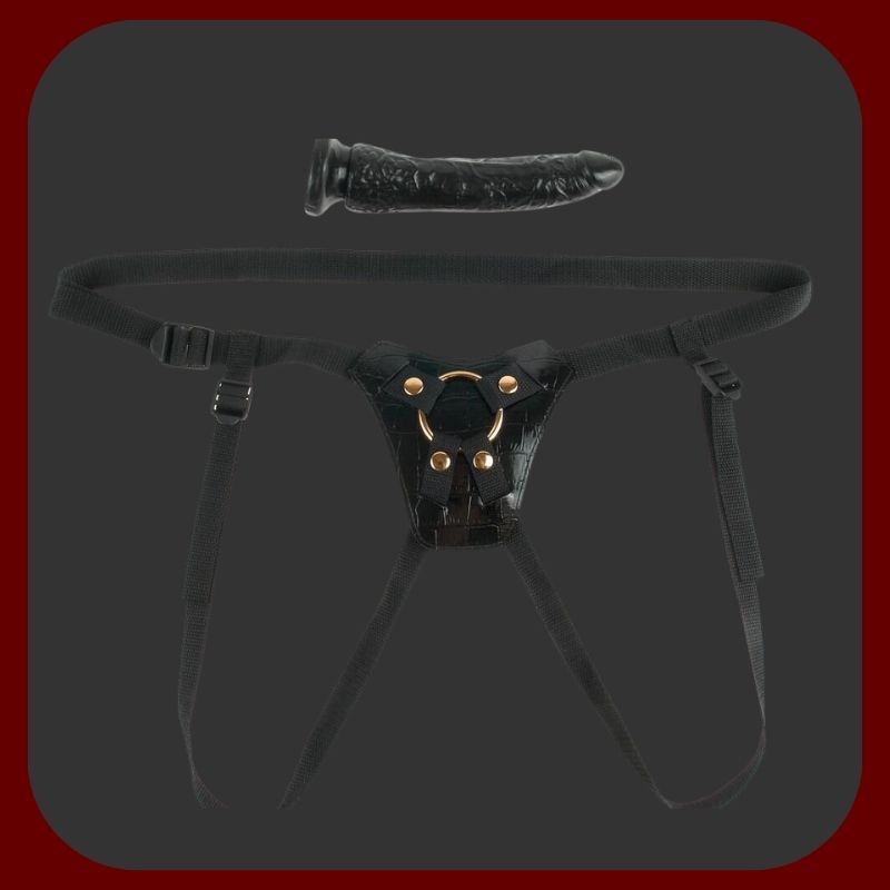 Luxusní dámský strap-on s realistickým dildem a černým postrojem se zlatými detaily – kolekce GOLD by Pipedream – EROSIANA