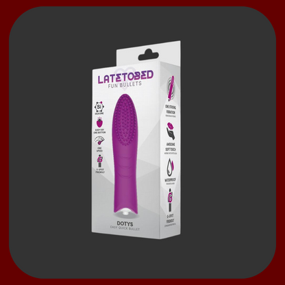 Fialový mini vibrátor Dottie Touch s jemnými silikonovými štětinkami a kompaktní velikostí pro diskrétní potěšení kdykoliv a kdekoliv.