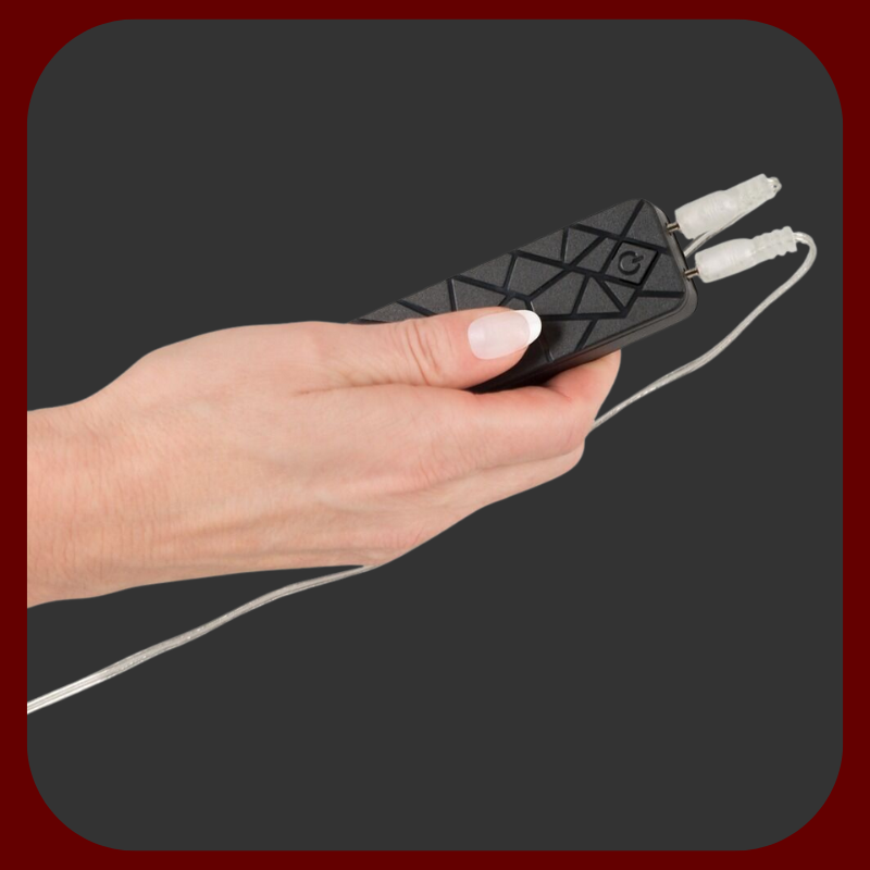 Dvojitý Strap-On s postrojem pro ženy, s vibrátory ovládanými dálkovým ovládáním, ideální pro lesbické páry.