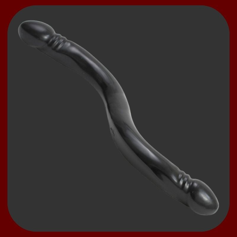 Černé dvojité dildo 45 cm dlouhé s hladkým povrchem a dvěma realisticky tvarovanými žaludy, vyrobené z měkkého, flexibilního PVC bez ftalátů.