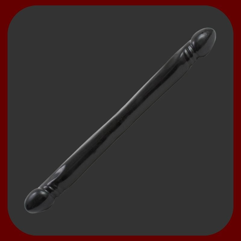 Černé dvojité dildo 45 cm dlouhé s hladkým povrchem a dvěma realisticky tvarovanými žaludy, vyrobené z měkkého, flexibilního PVC bez ftalátů.