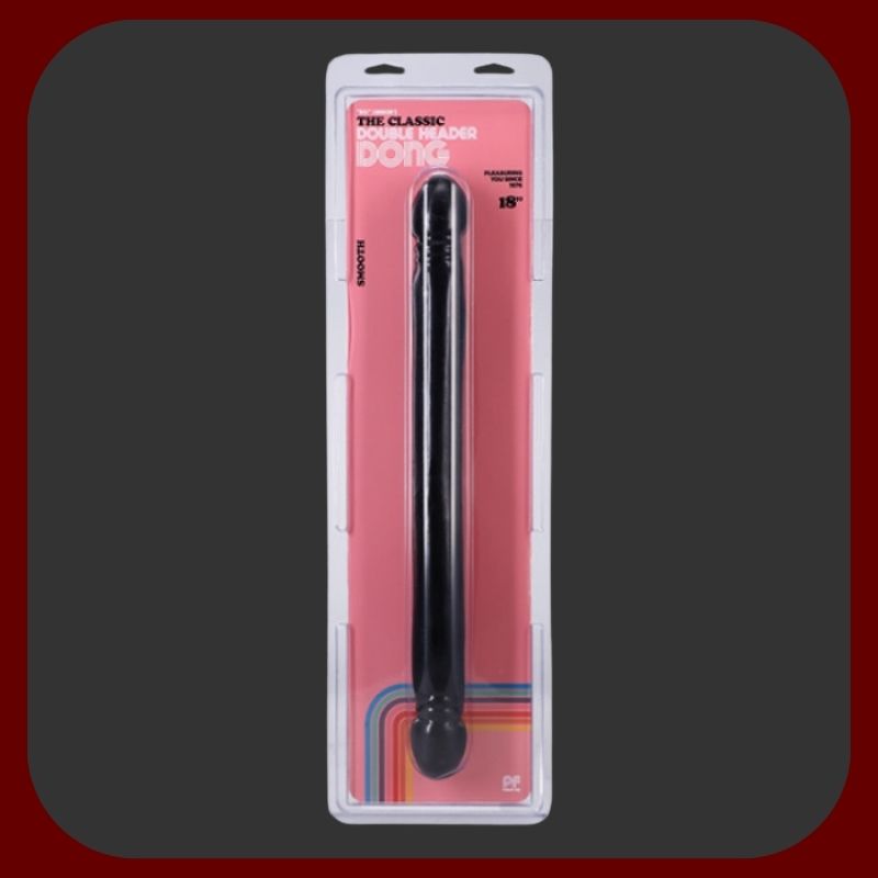 Černé dvojité dildo 45 cm dlouhé s hladkým povrchem a dvěma realisticky tvarovanými žaludy, vyrobené z měkkého, flexibilního PVC bez ftalátů.