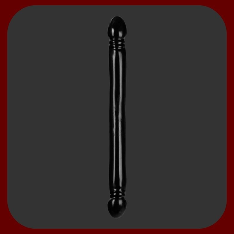 Černé dvojité dildo 45 cm dlouhé s hladkým povrchem a dvěma realisticky tvarovanými žaludy, vyrobené z měkkého, flexibilního PVC bez ftalátů.