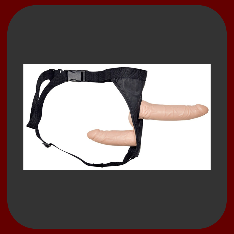 Dvojitý Strap-On s dvěma realistickými dildy v tělové barvě, nastavitelný postroj pro maximální komfort, vhodný pro lesbické i heterosexuální páry.