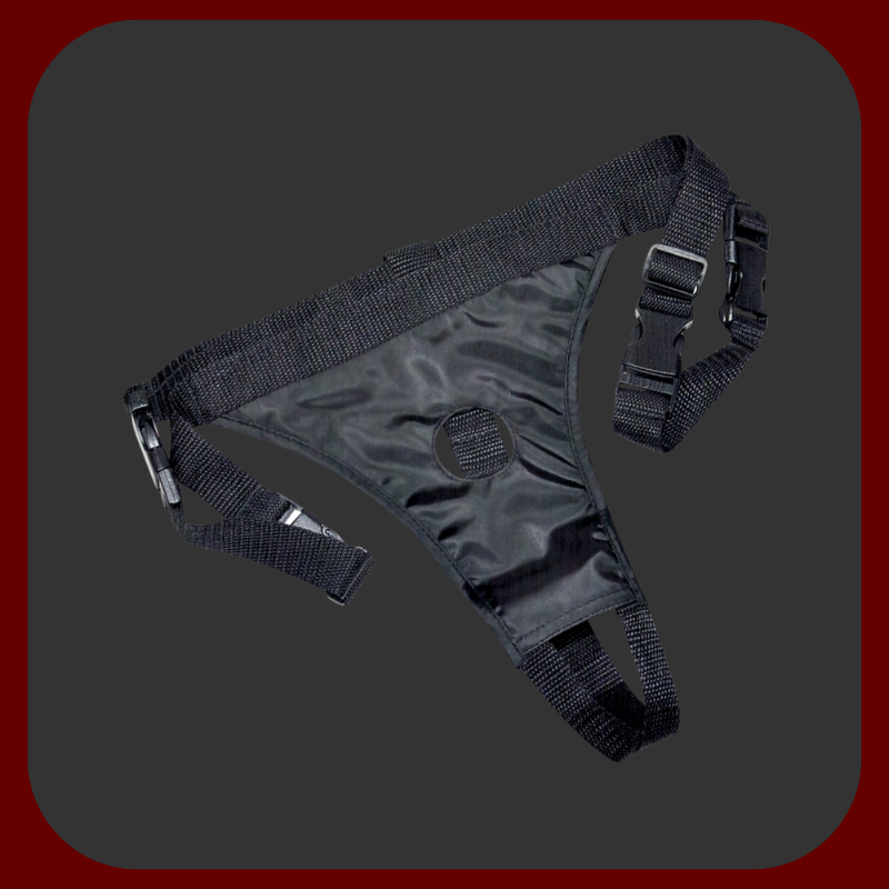 Dvojitý Strap-On s dvěma realistickými dildy v tělové barvě, nastavitelný postroj pro maximální komfort, vhodný pro lesbické i heterosexuální páry.