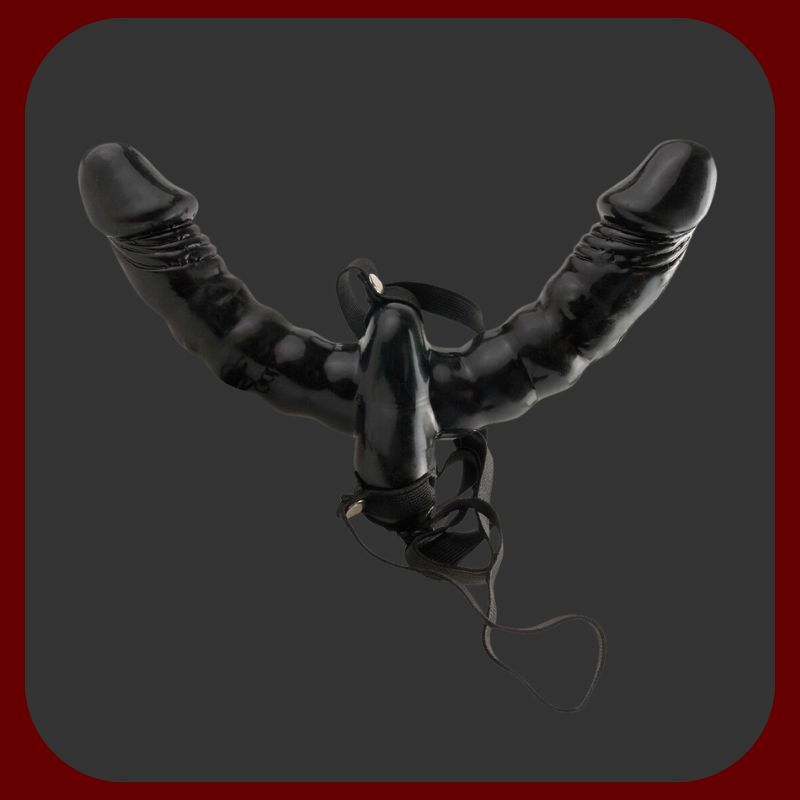 Dvojitý černý vibrační strap-on Duo Pleasure s dvěma samostatnými ovladači a ergonomickým designem pro lesbické páry.