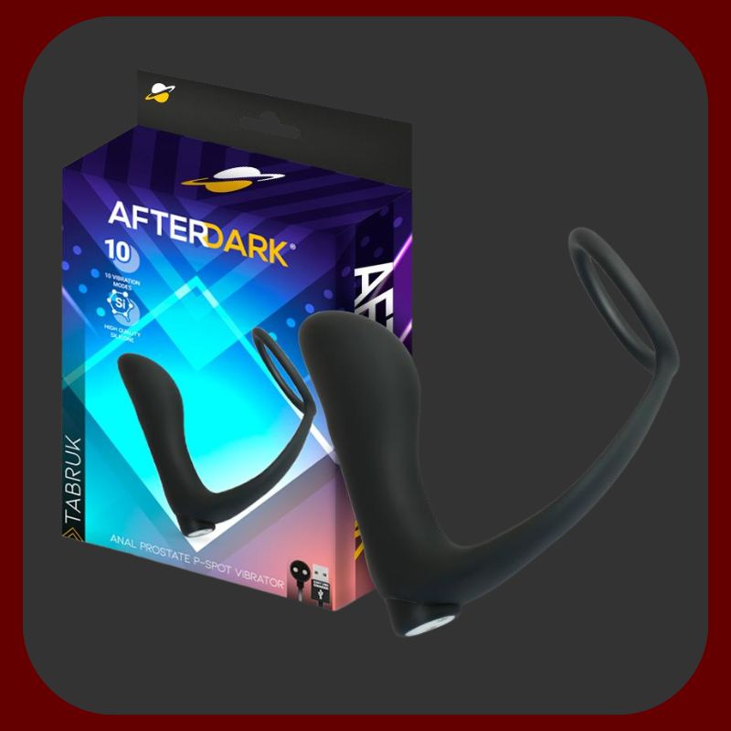 Eroriana – prostatický vibrátor Tabruk od Afterdark s ergonomickým zahnutím pro přesnou stimulaci P-bodu, 10 vibračními režimy a integrovaným prstencem na penis či varlata. Vyroben z prémiového silikonu, USB dobíjecí a bezpečný na dotek.