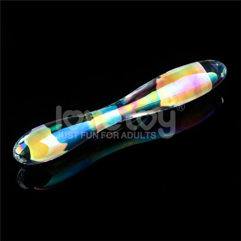 Eroriana – oboustranné dildo Twilight Gleam z borosilikátového skla s duhovými luminiscenčními třpytkami, asymetrickým designem a hladkým povrchem vhodné pro vaginální i anální použití, ideální pro sólo i partnerské hry.