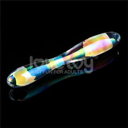 Eroriana – oboustranné dildo Twilight Gleam z borosilikátového skla s duhovými luminiscenčními třpytkami, asymetrickým designem a hladkým povrchem vhodné pro vaginální i anální použití, ideální pro sólo i partnerské hry.