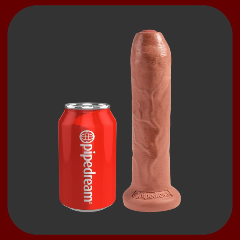 Erosiana King Cock Uncut – realistické dildo s pohyblivou předkožkou, silnou přísavkou pro hands-free použití a kompatibilitou se strap-on postroji. Vyrobeno z kvalitního PVC, vhodné pro vaginální i anální stimulaci, tmavý odstín kůže.