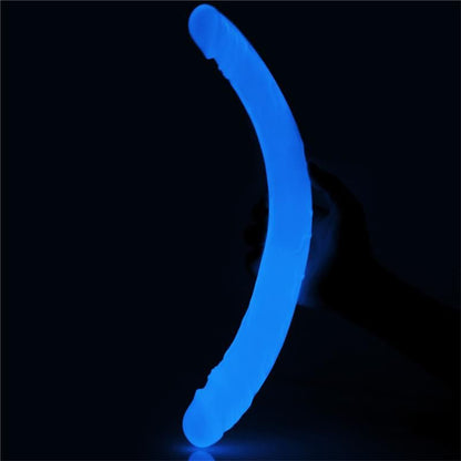 Erosiana Lumino – dlouhé realistické dildo z TPE s jemným žilkováním a třpytivým práškem vytvářejícím modrý světelný efekt ve tmě. Ergonomický tvar, bez ftalátů a latexu, vhodné pro vaginální i anální stimulaci.