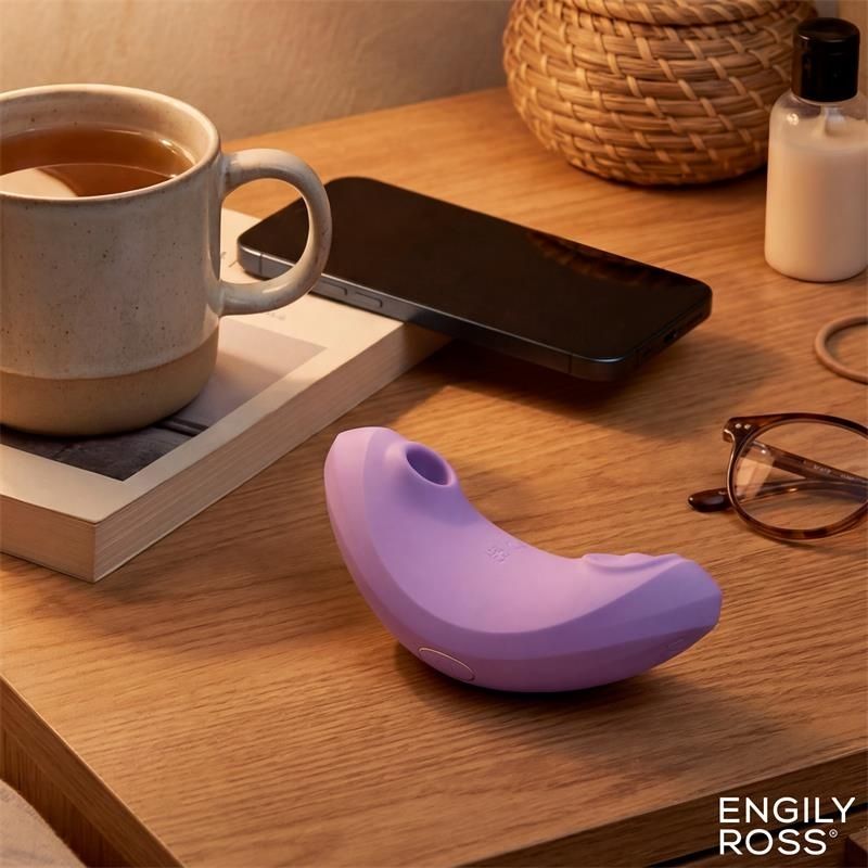 Erosiana Luna – duální stimulátor fialové barvy od ENGILY ROSS s ergonomickým tvarem, 10 sacími režimy a 10 pulsními režimy, dva samostatné motory pro flexibilní kombinaci funkcí, prémiový silikon bezpečný pro tělo, IPX7 vodotěsný a magnetické USB nabíjení.